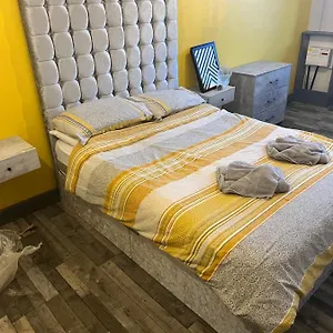  Apartment Town Center Large 2 Bedroom Apartment- Sleeps Up To 6 - Dogs Welcome - 2 Minutes From Train Station United Kingdom